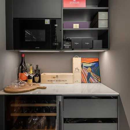 Stunning Views - Free Parking - Luxury - Apartment *