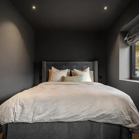 Apartment Stunning Views - Free Parking - Luxury - *